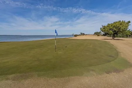 Liv4Summer II- 3 bedroom rennovated cottage with hot tub and beach club access