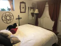 Doggy Heaven. Large Fenced Yard , Beautiful Gardens,  Guest Patio and Firepit.