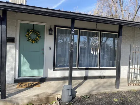 Beautiful 3 bedrooms house by SLCC Отели в г. Тейлорсвилл