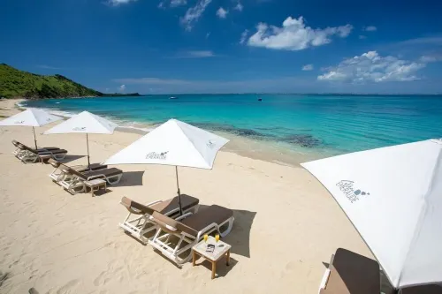 Waterfront, direct access to pool and beach