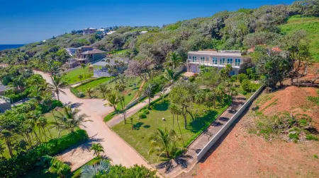 West Bay Latitude large 4 bedroom home just 5 minutes to West Bay Beach