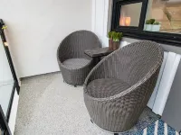 Lake Okanagan Beach Condo w/ Private Buoy, AC, Heated Outdoor Pool, Patio, Sups โรงแรมในเวอร์นอน