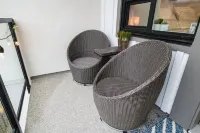 Lake Okanagan brand new beach condo with AC, heated outdoor pool, patio and BBQ. Hotels near Teassential