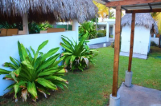 Ocean access waterfront home with TIKI Ranch and Pool. Pet friendly! のホテル