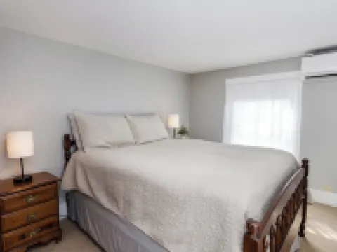 Spacious 4-bedroom vacation home steps to Keuka Lake Hotels in Jerusalem