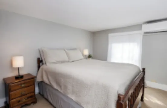 Spacious 4-bedroom vacation home steps to Keuka Lake