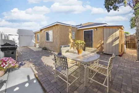 PrivateHOUSE,3Bd1king2Queen w/kitchen,patio,BBQ,Ac,free parking,Laundry &WiFi