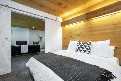 Luxury B & B 2 Bdrm Chalet Unit w/ Private Yard, Hottub, Walk to Ski and Village Hotels near Craigleith Campground