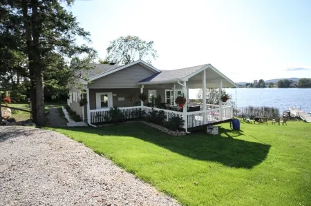 Le Duc on the Lake - Cozy waterfront Cottage Отели в г. Сент-Андре-Авеллен