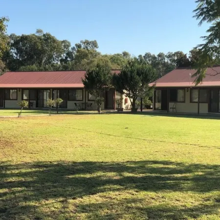 Outback Quarters Motel Hay and Restaurant
