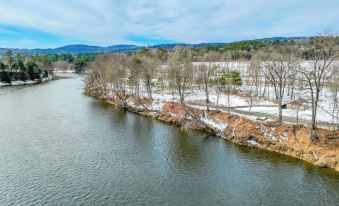 Hike, Fish & Boat: Waterfront Cabin in Ryegate!