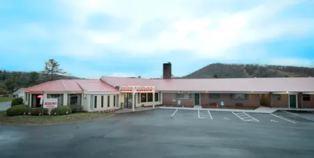 EastGate Inn Отели рядом с достопримечательностью «Track-Side Farm & Garden Center»