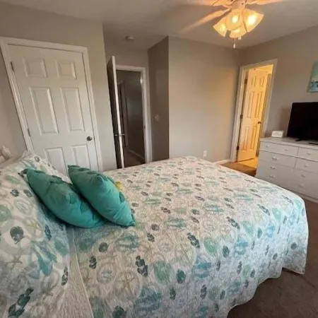 Summer's Den 5 Bedroom Home by RedAwning