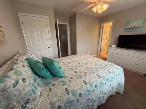 Summer's Den 5 Bedroom Home by RedAwning