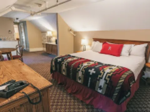 傳統紅石旅館 皮特金縣酒店