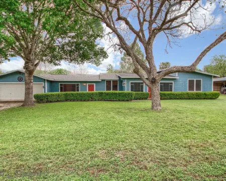 Zipp Away Ld 728 3 Bedroom Home by RedAwning Hotels in Selma