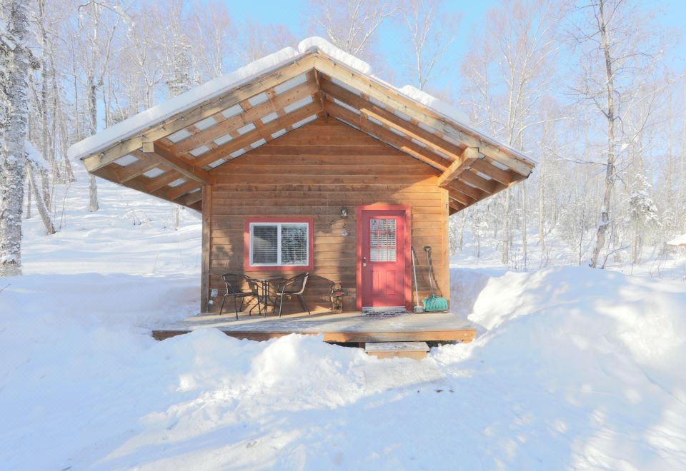 스프루스 캐빈의 아늑한 내부 모습