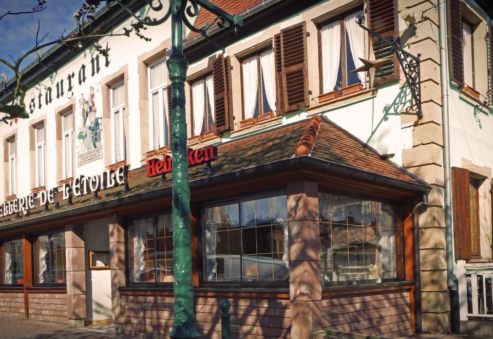 Logis Hôtel Restaurant Hostellerie de l'Étoile의 객실 내부