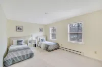 Comfortable and bright home - near downtown Mystic.