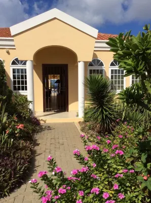 Reef Front Divers Dream Crown Ridge Luxury Villa In Beautiful Sabadeco! Hotels in 