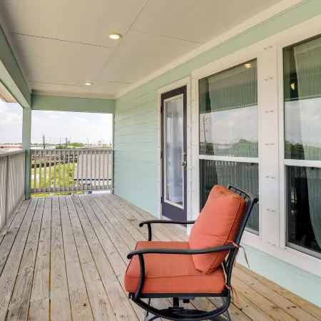 La Porte Home w/ Balconies: Walk to Beach!