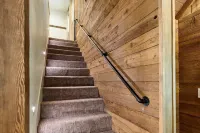 NEW - Cozy Waterfront Cabin Nestled in the Forest - King beds / AC / Fast Wi-fi
