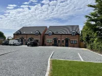 Harvest Hideaway - private Hot Tub, spacious, pet friendly & 3 parking spaces!
