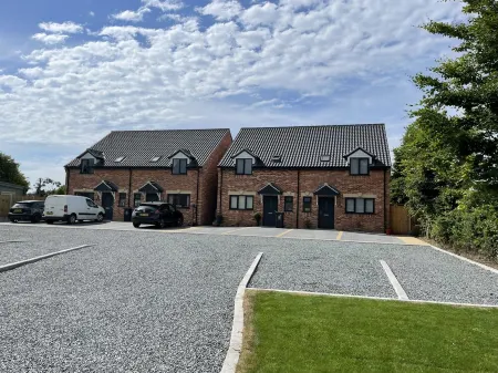 Harvest Hideaway - private Hot Tub, spacious, pet friendly & 3 parking spaces!