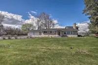 Ellensburg Home w/ Mountain Views on 3 Acres! Hoteles cerca del BOWERS FIELD