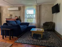 Country cottage 10 minutes to Tamworth - pet friendly!