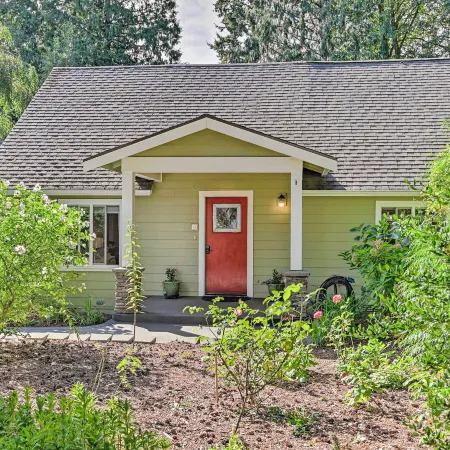 Family-Friendly Kirkland Home ~ 1 Mi to Downtown