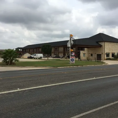 Pearsall Inn and Suites