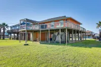 Walk to Shore and Restaurants Surfside Beach Home!
