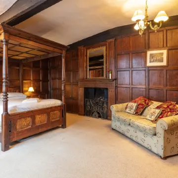 The New Inn by Roomsbooked