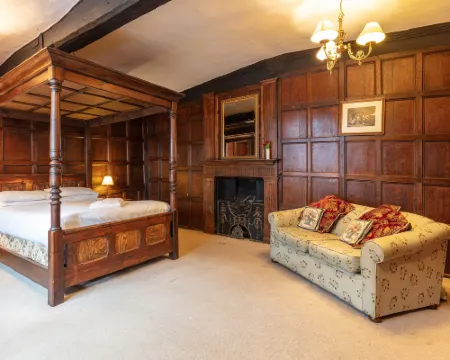 The New Inn by Roomsbooked Hotels in Gloucester