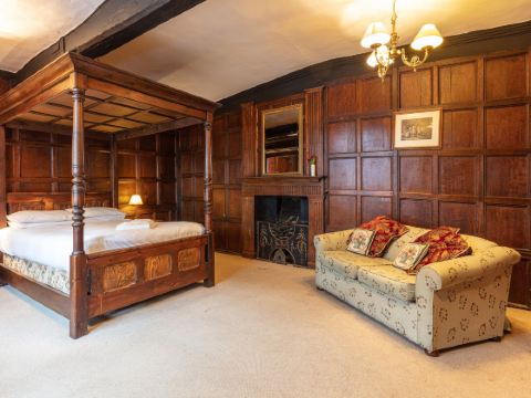 The New Inn by Roomsbooked