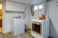 Near Downtown: Spacious Casper Getaway w/ Deck -  Privatzimmer