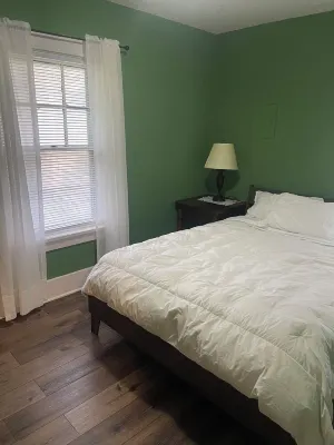 3-bedroom duplex yellow house downtown  Des Moines with AC, WiFi