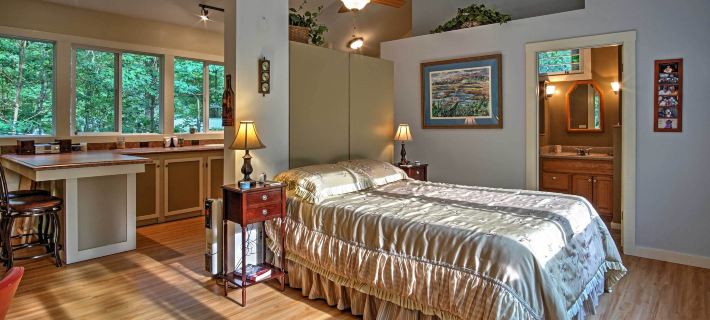 Harbert Cottage w/ Fire Pit: Half Mile to Beach! Hotels in Chikaming Township