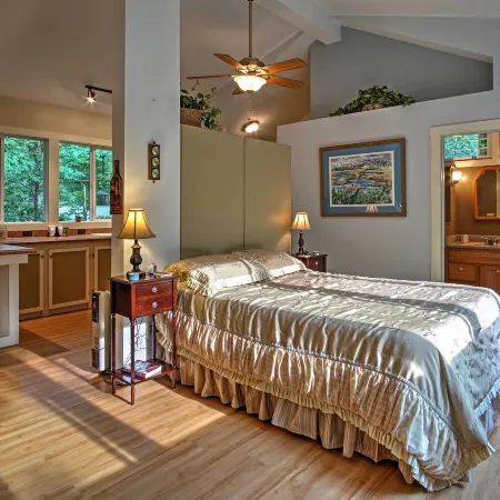 Harbert Cottage w/ Fire Pit: Half Mile to Beach!