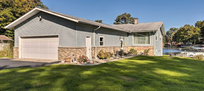 Lakefront Ludington Retreat w/ Kayaks & Fire Pit! Hotels in Hamlin Township