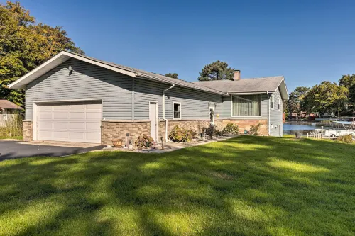 Lakefront Ludington Retreat w/ Kayaks & Fire Pit! - Wi-Fi