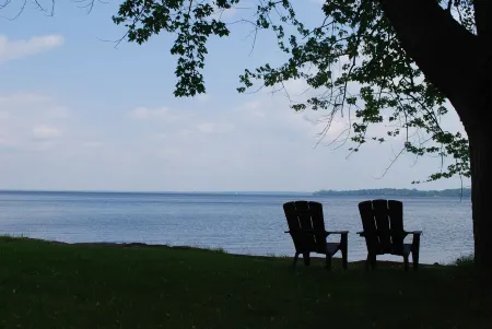 Craftsman Home on Lake Champlain Отели в г. Чази