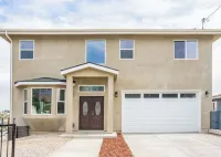 Hilltop Views! Large 5BR Home + Private Guesthouse