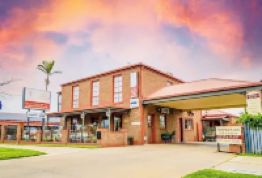 Early Australian Motor Inn Hotel a 