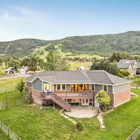 7Br Mountain Retreat on Acreage Near Nordic, Snowbasin & Powder Mtn - Sleeps 20