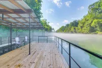 Riverfront Retreat w/ Fire Pit & Deck - con encanto