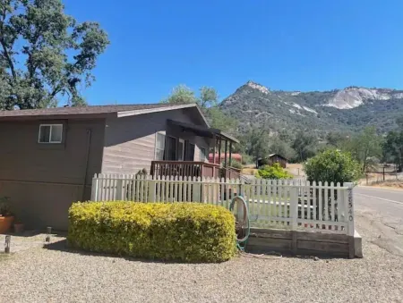 Charming two-bedroom cottage with amazing views! Отели в г. Фресно