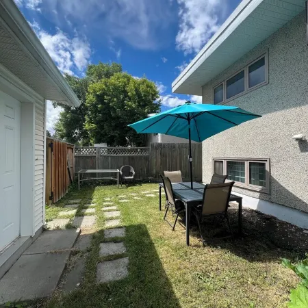 Cozy & Modern 3BR Lower Unit I Private Entrance, Laundry, Fridge Microwave