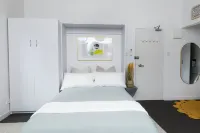 Bright beachfront studio with terrace & aircon Hotels in North Bondi